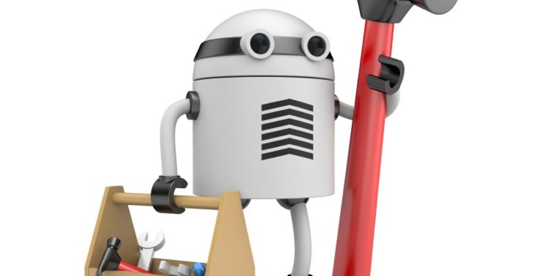 Roboter mit Hammer und Werkzeugkiste